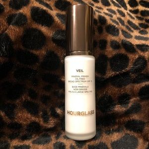 Hourglass veil mineral primer